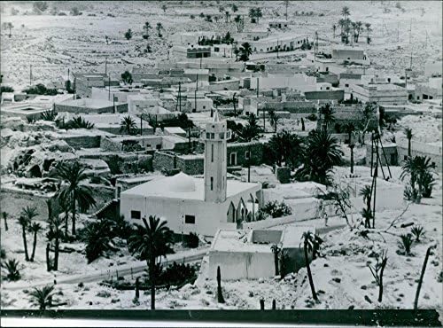 תצלום וינטג 'של נוף לבירת המדינה של ג'אדו למרגלות ה- D Jebel ne f-usa במערב לוב, 1980.